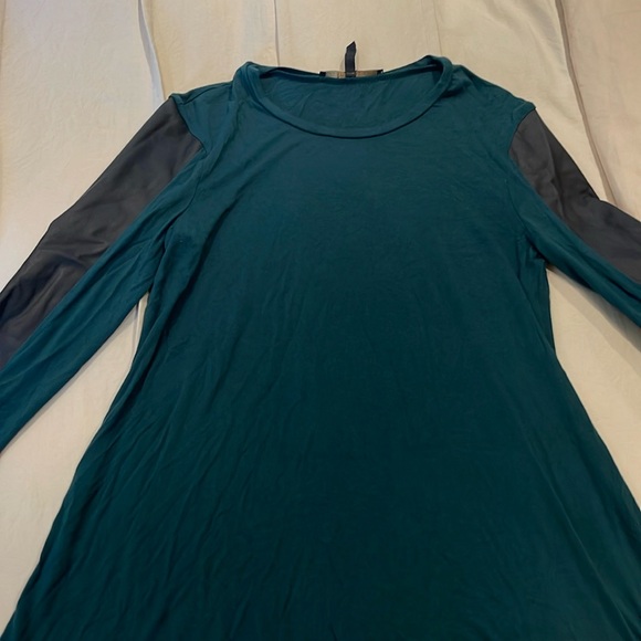 Three BCBG tops two long sleeve one short sleeve - Picture 4 of 5